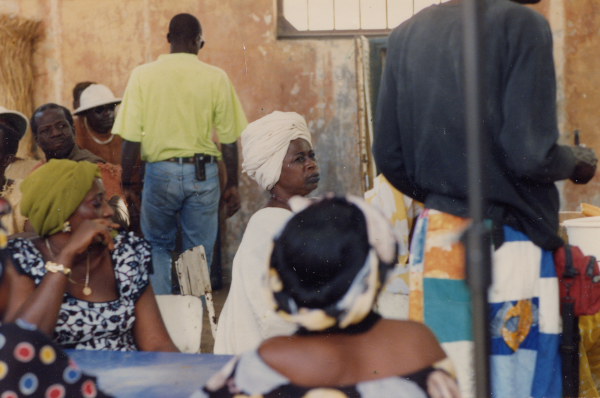 Photo d' Aminata Fall sur le tournage du film Hyènes de Djibril Diop Mambety