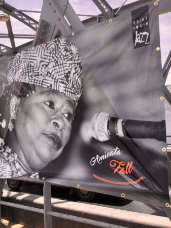 Sait-Louis Jazz 2017 - Portrait géant d' Aminata Fall fixé au pont Faidherbe 